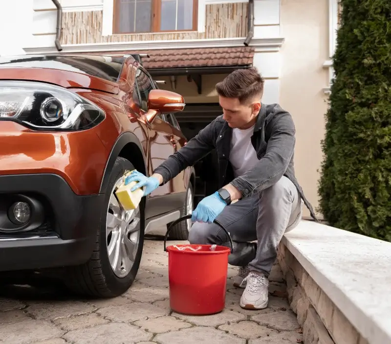 Lavage auto à domicile Mareuil-sur-Lay-Dissais : professionnel intervenant sur un véhicule